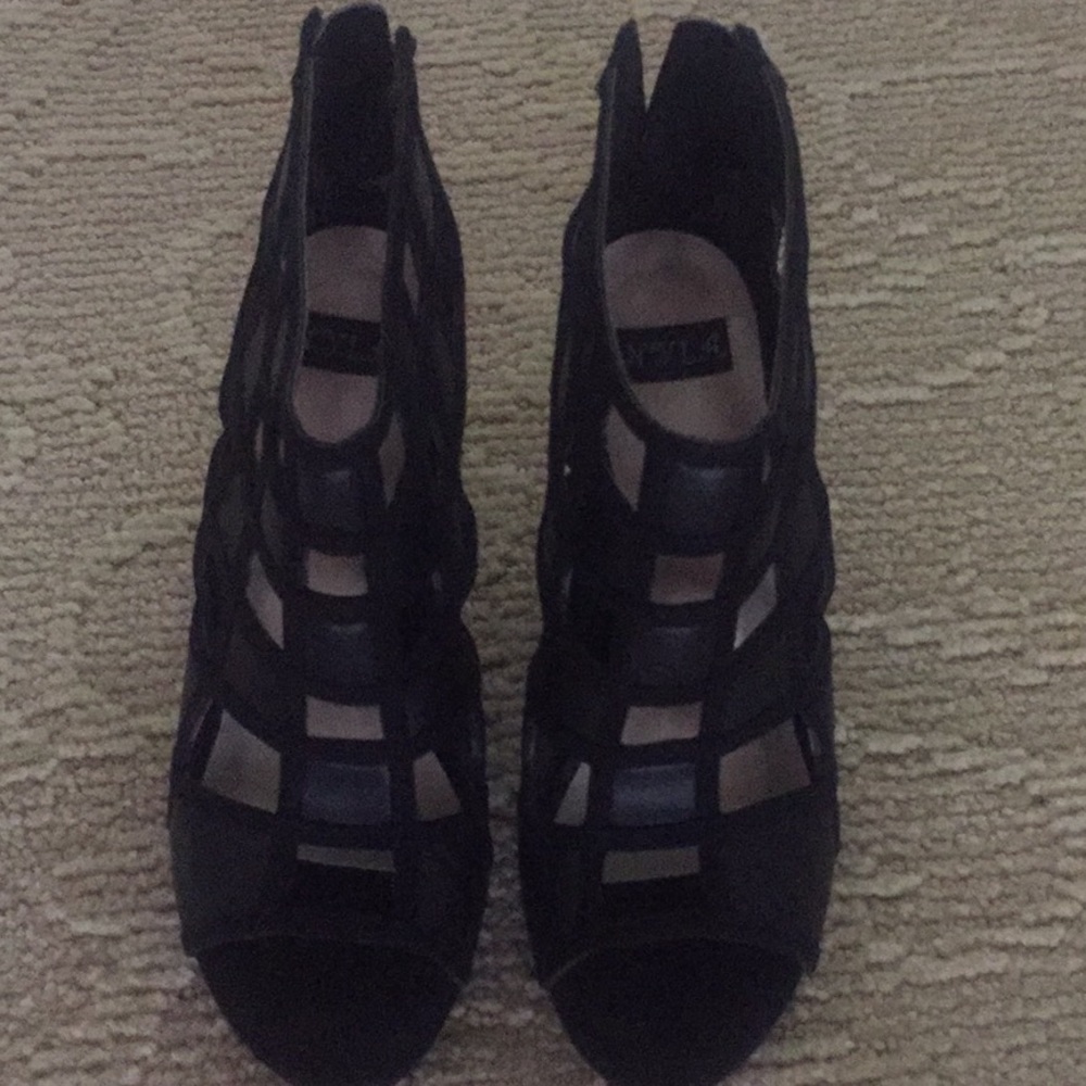 Heeled cutout bootie